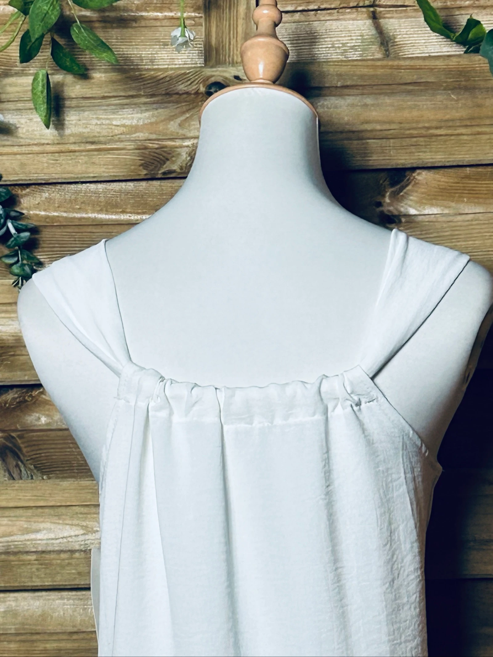 Vestido branco com broches de joias – photo 4